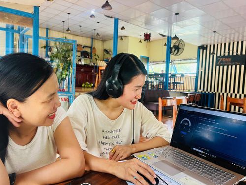 Cô Nguyễn Thị Thu Hương và đồng nghiệp tranh thủ học tiếng Anh cùng nhau vào ngày cuối tuần