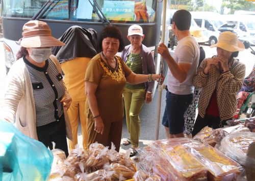 Du khách mua các món bánh truyền thống của Phan Thiết về làm quà tặng