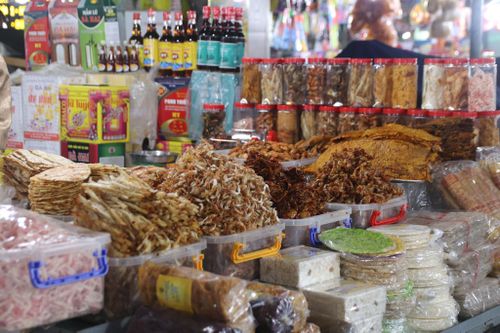 Những món hàng khô, đặc sản vùng miền được bày bán tại chợ