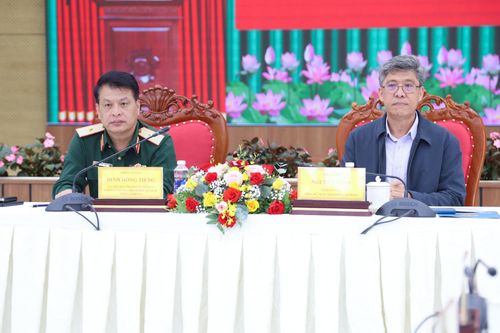 Đồng chí Nguyễn Minh, Phó Chủ tịch UBND tỉnh và Thiếu tướng Đinh Hồng Tiếng, Chỉ huy trưởng Bộ Chỉ huy Quân sự tỉnh Lâm Đồng đồng chủ trì hội nghị