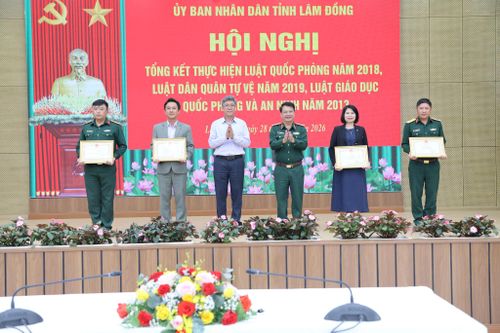Lâm Đồng khen thưởng các tập thể có thành tích xuất sắc trong thực hiện Luật Quốc phòng năm 2018, Luật Dân quân tự vệ năm 2019 và Luật Giáo dục quốc phòng và an ninh năm 2013