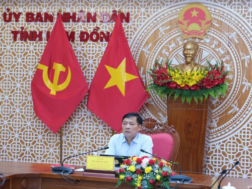 Ủy viên Ban Thường vụ Tỉnh ủy, Phó Chủ tịch Thường trực UBND tỉnh Lâm Đồng Lê Trọng Yên chủ trì hội nghị tại điểm cầu Lâm Đồng