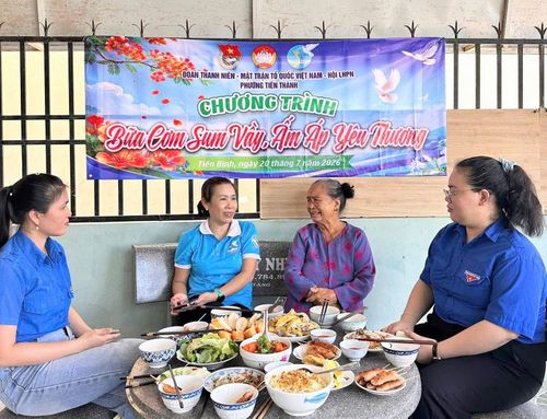 Hội phối hợp với các đoàn thể chính trị - xã hội tổ chức "Bữa cơm sum vầy" tại gia đình các vợ liệt sĩ