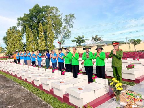 Cán bộ, hội viên phụ nữ dâng hương, dâng hoa tri ân tại các nghĩa trang liệt sĩ