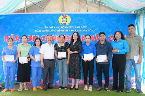 Công đoàn cơ sở Bệnh viện Đa khoa Đắk Nông tổ chức bữa cơm công đoàn năm 2026 và tặng quà đoàn viên có hoàn cảnh khó khăn