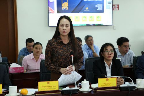 Đồng chí Nguyễn Thị Bích Ngọc, Phó Giám đốc Sở Văn hóa, Thể thao và Du lịch báo cáo tại buổi làm việc