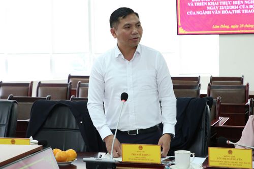 Đồng chí Phan Sỹ Thống, Phó Giám đốc Sở Văn hóa, Thể thao và Du lịch báo cáo kết quả thực hiện chuyển đổi số tại buổi làm việc