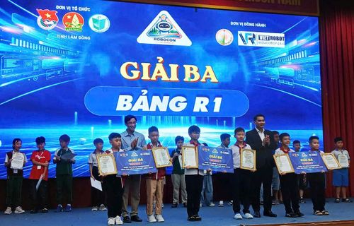 Trao giải cho các thí sinh tham dự ở bảng R1