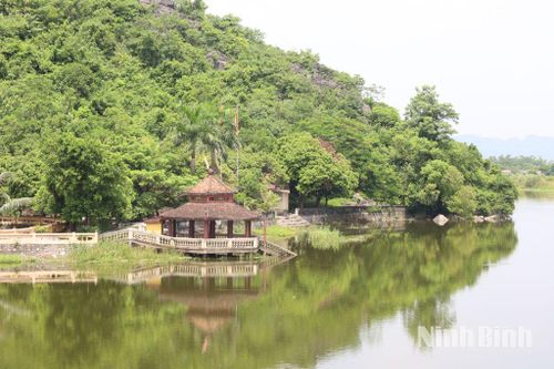 Vực chùa Ông trong quần thể danh thắng Bát Cảnh Sơn.