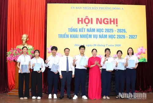 Lãnh đạo Sở Giáo dục và Đào tạo, lãnh đạo phường Đông A khen thưởng cho các học sinh thi đỗ vào Trường THPT chuyên Lê Hồng Phong.