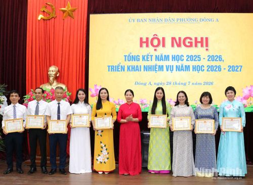 Lãnh đạo phường Đông A trao tặng Danh hiệu Tập thể lao động tiên tiến cho các nhà trường.