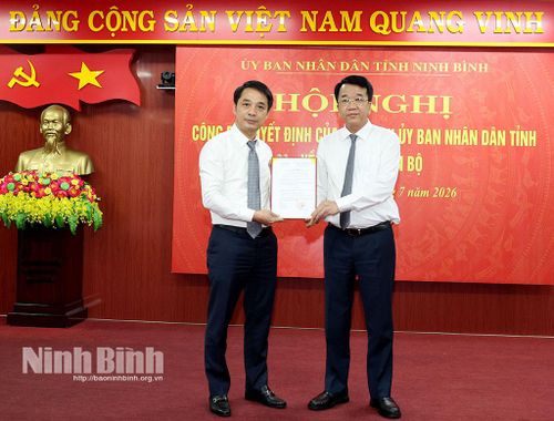 Đồng chí Nguyễn Thanh Bình, Phó Bí thư Tỉnh ủy, Chủ tịch UBND tỉnh trao Quyết định cho đồng chí Giám đốc Sở Tài chính Hoàng Văn Kiên.