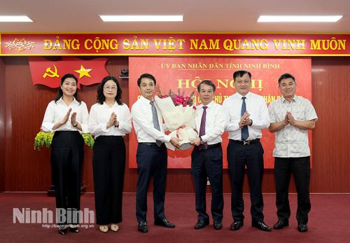 Đồng chí Bùi Hoàng Hà, Ủy viên Ban Thường vụ Tỉnh ủy, Phó Chủ tịch Thường trực HĐND tỉnh tặng hoa chúc mừng đồng chí Giám đốc Sở Tài chính Hoàng Văn Kiên.