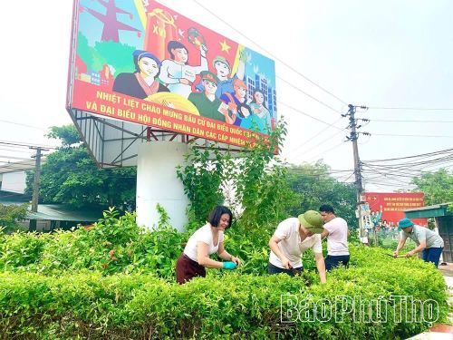 Cán bộ và Nhân dân các thôn trên địa bàn xã Bình Phú chăm sóc cây xanh, vệ sinh đường làng ngõ xóm tạo cảnh quan sáng, xanh, sạch, đẹp.