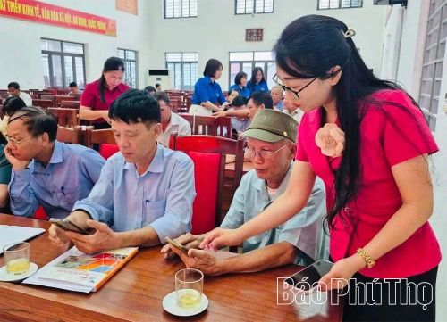 Nhân dân xã Bình Phú tích cực cập nhật kỹ năng số, công nghệ thông tin và trí tuệ nhân tạo.