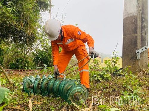 Công nhân Đội Quản lý vận hành đường dây 110kV (Xí nghiệp Lưới điện cao thế Phú Thọ) thay thế chuỗi cách điện đỡ Silicon bằng chuỗi cách điện thủy tinh tại tuyến đường dây Việt Trì – Trung Hà. 