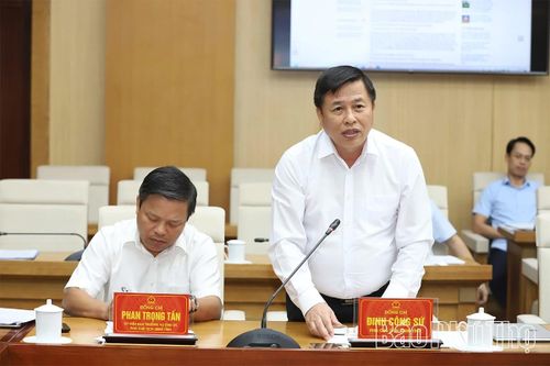 Đồng chí Phó Chủ tịch UBND tỉnh Đinh Công Sứ phát biểu tại hội nghị.