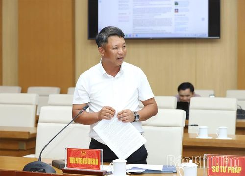 Lãnh đạo các sở, ngành thảo luận, đóng góp ý kiến tại hội nghị.
