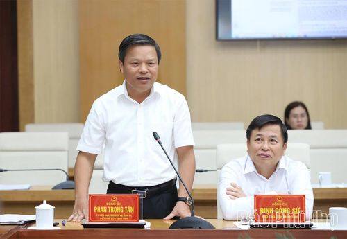 Đồng chí Phó Chủ tịch UBND tỉnh Phan Trọng Tấn phát biểu tại hội nghị.