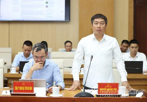 Đại diện lãnh đạo Tập đoàn Sun Group báo cáo tại hội nghị.