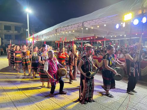 Đại diện các đoàn làng, đoàn Rzook diễu hành tại lễ hội - Ảnh: L.O