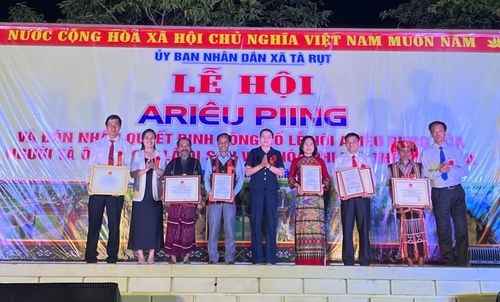Đồng chí Ly Kiều Vân, Trưởng ban Nội chính Tỉnh ủy và lãnh đạo Sở Văn hóa, Thể thao và Du lịch trao Quyết định công nhận Lễ hội ARiêu Piing của người Tà Ôi (Pa Kô) là Di sản văn hóa phi vật thể quốc gia - Ảnh: L.O