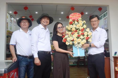 Đại diện Câu lạc bộ Doanh nhân Quảng Trị trao tặng hoa cho cơ sở Nhật Chi Food tại phường Quảng Trị - Ảnh: Đ.V