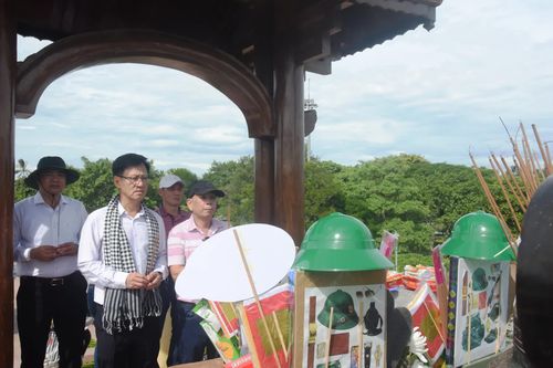 Các thành viên Câu lạc bộ Doanh nhân Quảng Trị dâng hương tri ân các anh hùng liệt sĩ - Ảnh: Đ.V