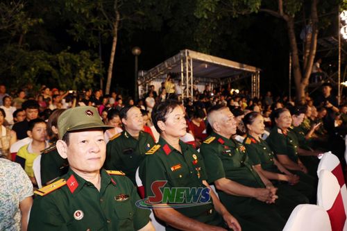 Đông đảo cán bộ, cựu chiến binh và nhân dân Sơn La đến theo dõi chương trình.