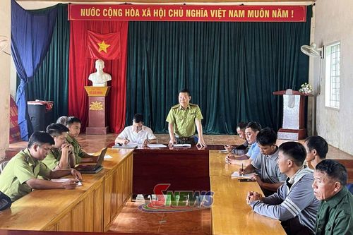 Ban Quản lý rừng đặc dụng Tà Xùa tuyên truyền bảo vệ rừng tại xã Suối Tọ.