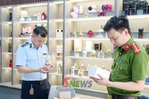 Các lực lượng chức năng kiểm tra mặt hàng nước hoa trên địa bàn phường Tô Hiệu.