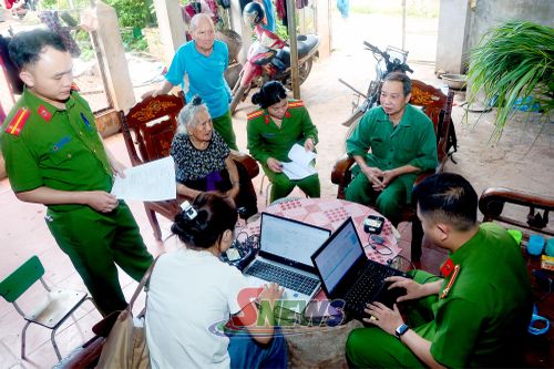 Tổ công tác lưu động đến tận nhà những thân nhân tuổi cao, sức khỏe yếu hoặc không có khả năng đi lại để thực hiện việc lấy mẫu.