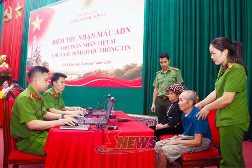 Cán bộ Công an Sơn La hướng dẫn thân nhân kê khai thông tin vào phiếu đăng ký, bảo đảm thông tin.