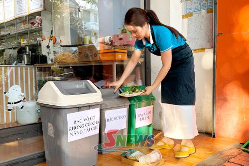 Hội viên Hội LHPN xã Thuận Châu thực hiện phân loại rác thải tại nguồn.