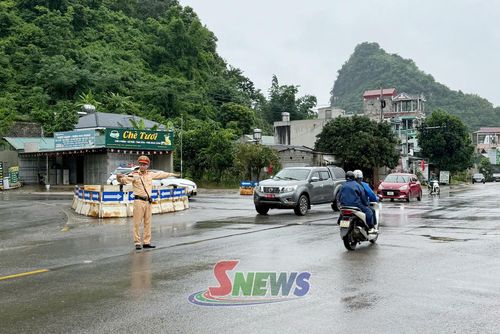 Cán bộ Phòng Cảnh sát giao thông, Công an tỉnh phân luồng vào giờ cao điểm tại nút giao đường tránh quốc lộ 6 với quốc lộ 4G, thuộc xã Chiềng Mung. Ảnh chụp ngày 28/7/2026