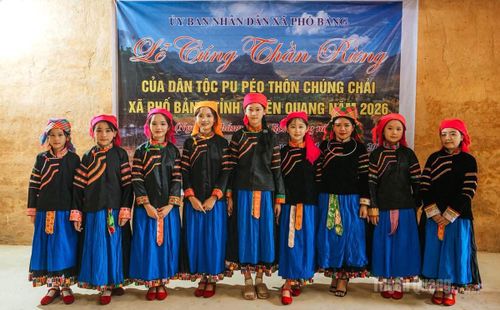 Phụ nữ Pu Péo trong trang phục truyền thống thể hiện tính trang trọng tại lễ cúng thần rừng.