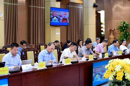 Lãnh đạo các sở, ngành dự phiên họp.