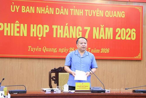 Đồng chí Chủ tịch UBND tỉnh Phan Huy Ngọc phát biểu tại phiên họp.