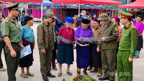 Lực lượng tham gia bảo vệ ANTT ở cơ sở xã Nghĩa Thuận cùng Công an xã tích cực tuyên truyền pháp luật, nâng cao nhận thức của người dân tại địa bàn.