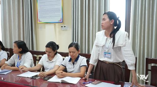 Sau tập huấn, các giáo viên tổ chức thảo luận những cách thức, phương pháp dạy học phù hợp với bộ sách giáo khoa mới.