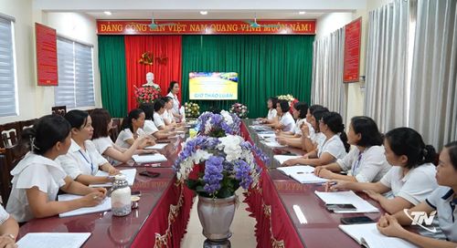 Một buổi thảo luận sau giờ tập huấn của các giáo viên Trường Tiểu học Bình Sơn 1, xã Tân Cương.
