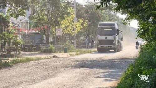 Trời nắng, người dân thường xuyên hứng chịu bụi đất mịt mù; trời mưa thì lầy lội.