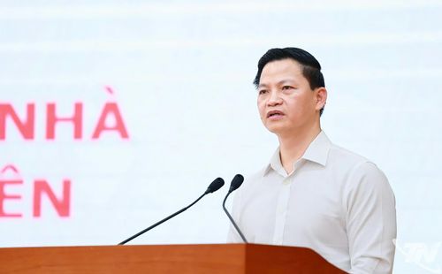 Đồng chí Chủ tịch UBND tỉnh Vương Quốc Tuấn phát biểu tại Hội nghị.