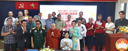 Ban tổ chức tặng quà đại diện các Hội Nạn nhân da cam và nạn nhân da cam/dioxin.