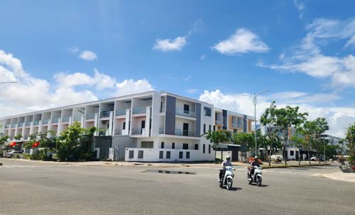 Diện tích nhà ở bình quân đầu người toàn tỉnh An Giang đến năm 2030 phấn đấu đạt khoảng 32,8m² sàn/người; trong đó khu vực đô thị đạt khoảng 34,0m² sàn/người và khu vực nông thôn đạt khoảng 31,7m² sàn/người.