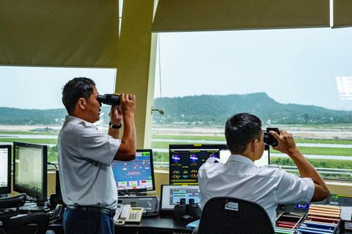 Công việc giám sát chuyến bay hiệu chuẩn tại Đài kiểm soát không lưu sân bay Phú Quốc.