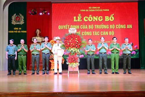 Ban Giám đốc Công an TP Hải Phòng tặng hoa chúc mừng Đại tá Nguyễn Bình Khánh. (Ảnh: Công an TP Hải Phòng).