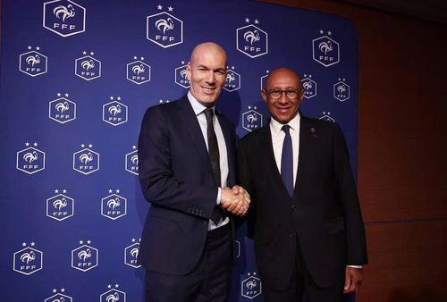 HLV Zinedine Zidane ra mắt tuyển Pháp.