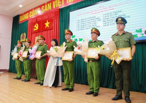 Bí thư Đảng ủy phường Đông Hưng Thuận Trần Thị Huyền Thanh trao khen thưởng cho lực lượng công an phường