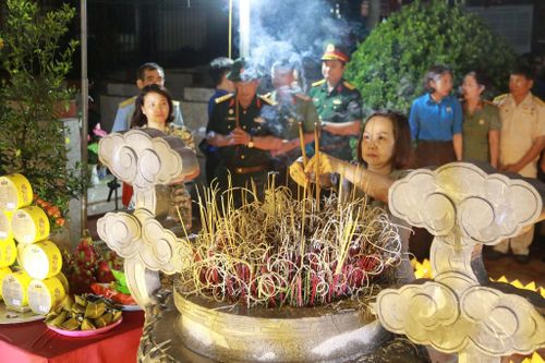 Trong khoảng lặng thiêng liêng ấy, những câu chuyện của một thời hoa lửa như lặng lẽ trở về, chạm đến trái tim của mỗi người có mặt.
